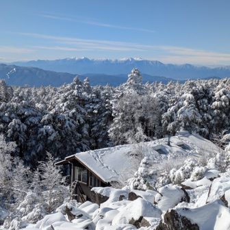 すぐ下に高見石小屋
向こうは中央アルプス
