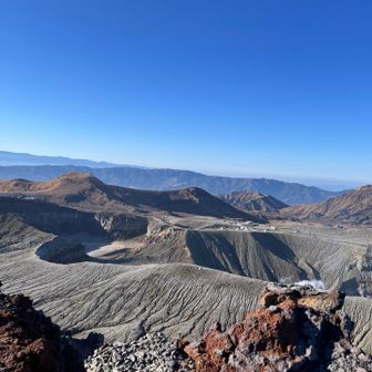 阿蘇山火口の駐車場が見えます。