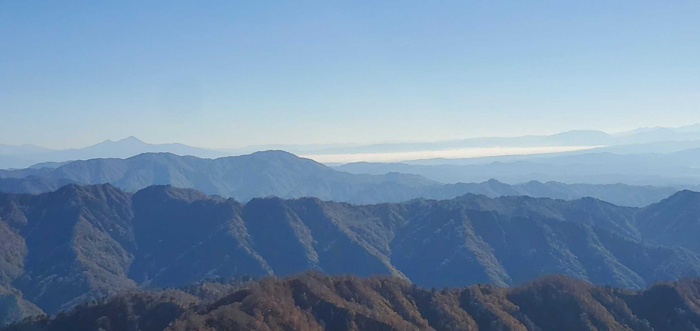 左奥に磐梯山。会津盆地に雲海が広がっている。