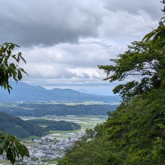 右方向　朝日岳方向かな？　左奥に以東岳がぼんやり？
