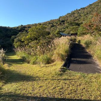 天気も良く気持ちがいい。
左の道から登山スタート。