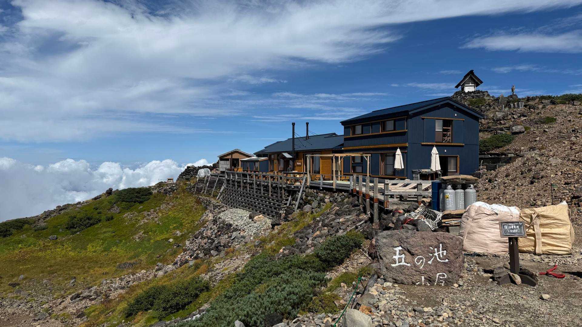 「五の池小屋」横のベンチで休憩
この小屋のテラスが素敵すぎた✨
いつか泊まってみたい😊