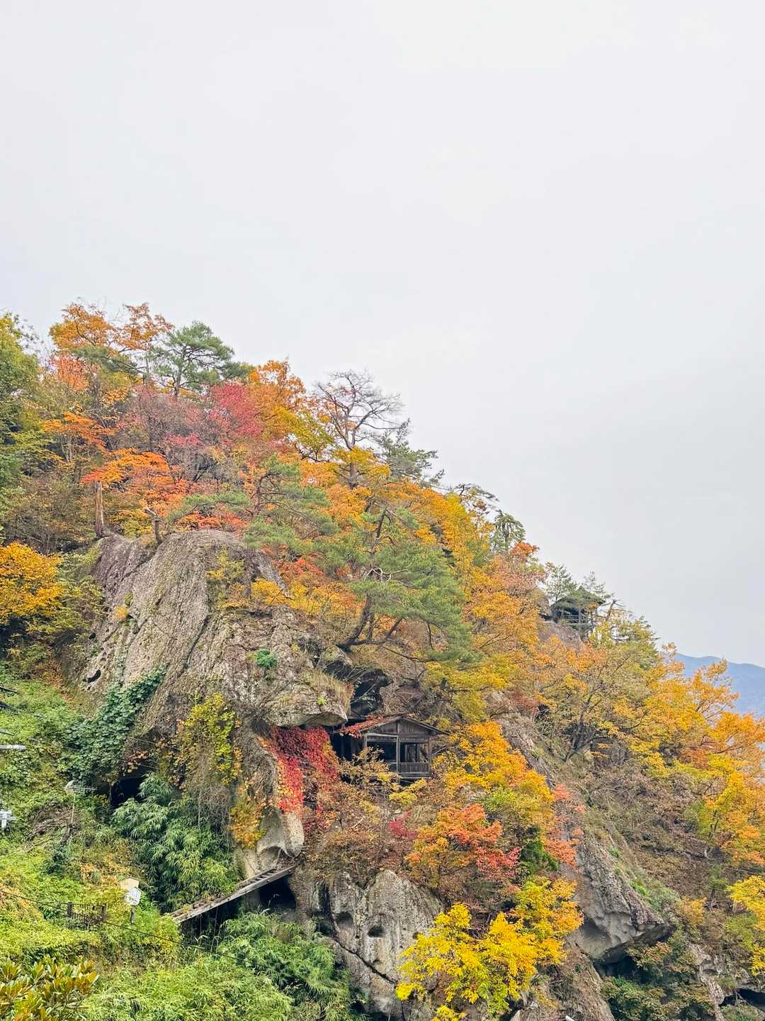遠くからみた岩場、ココで修行したらしい