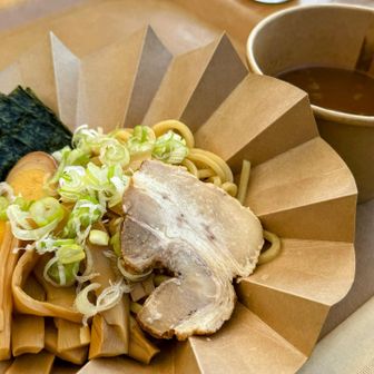 メンバーのやっほースイング（天空ブランコ）を見ながら休憩したあと、レストラン横のキッチンカーでつけ麺を注文🍜