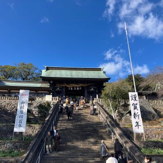 諏訪神社の本殿。荘厳な造りに圧倒されます。
いろんなお願いをしてきました。