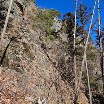 青空の中登る
鎖場までもなかなかの
切り立つ崖を見ながら登ります
