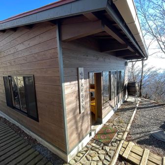 畦ヶ丸避難小屋では若者グループが晩御飯の準備中
ワイワイ楽しそう