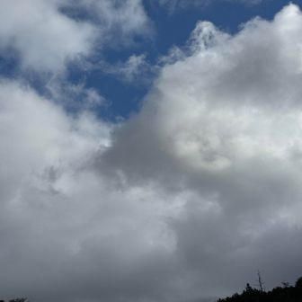 下山してきました
山頂はまだちょっとガス残ってそう
(このあとすぐに晴れたみたいです)