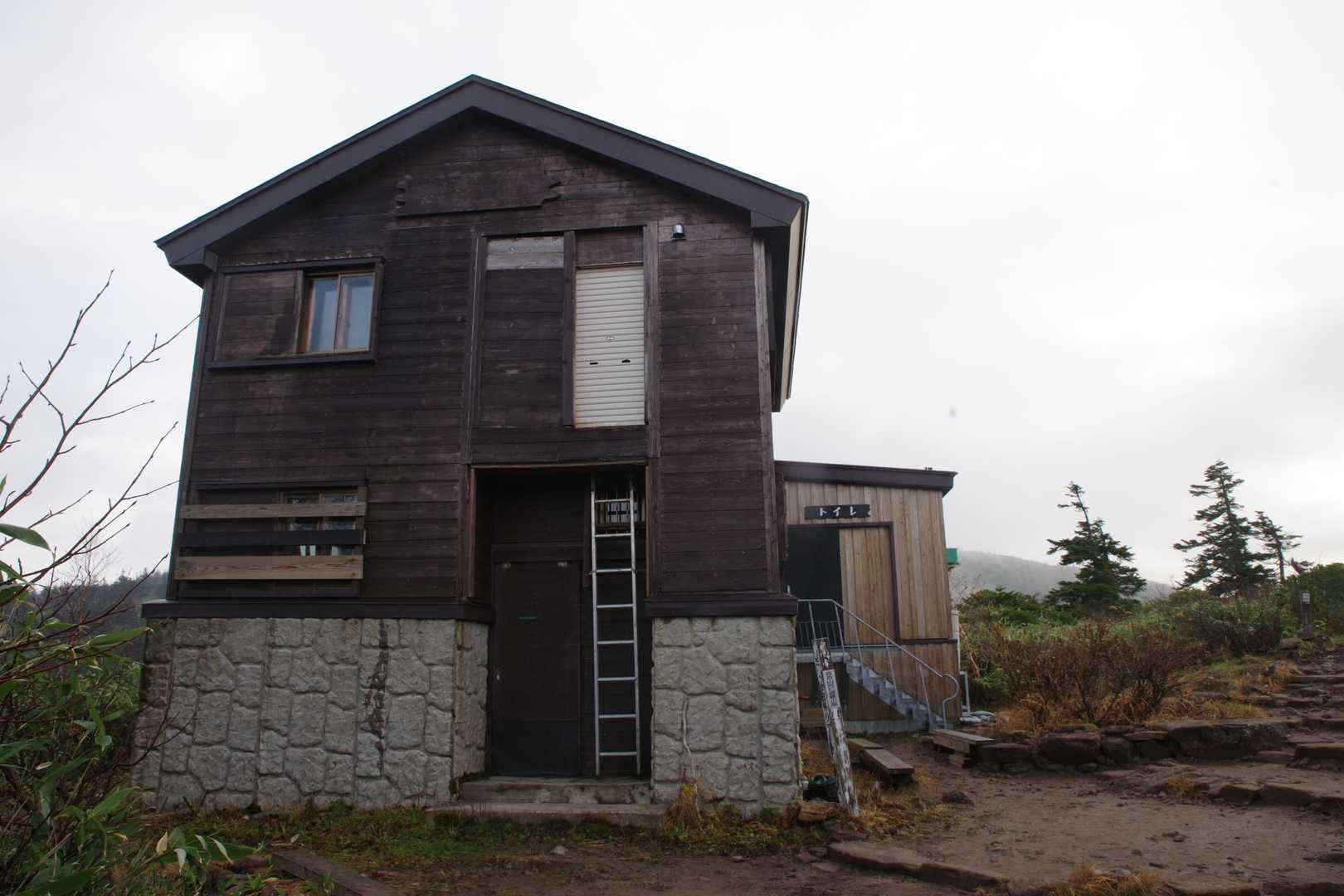 阿仁避難小屋。トイレあり