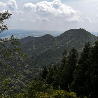 東に続く尾根