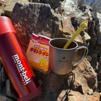 お昼はおにぎりとチキンラーメン🐤