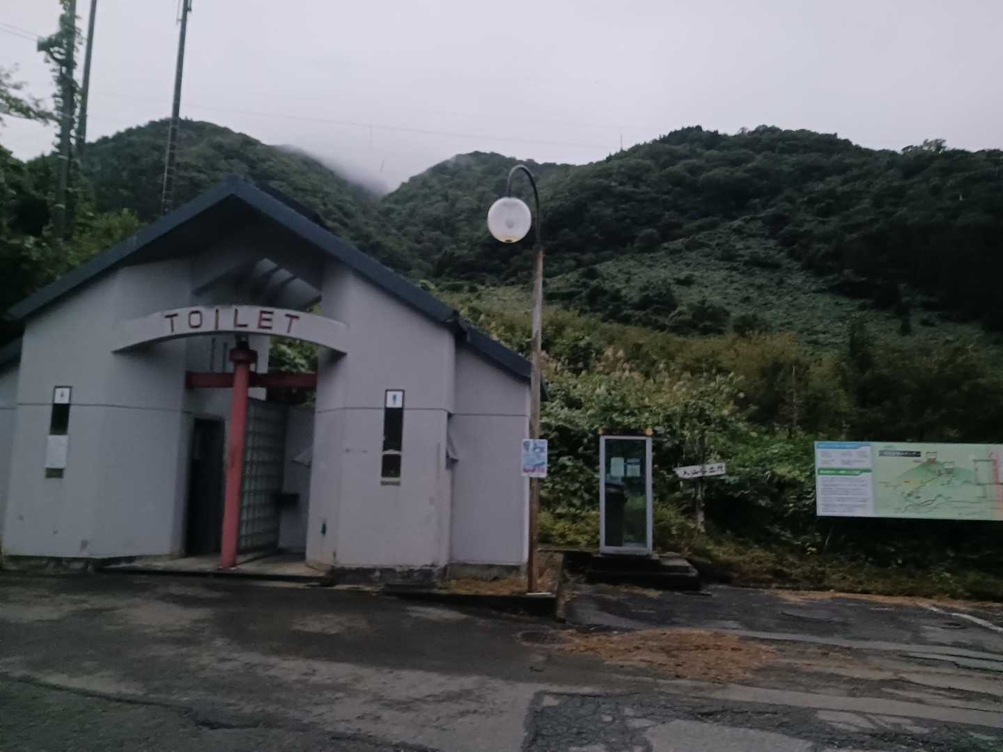 荒島岳勝原登山口駐車場からスタートします。
綺麗なトイレありました。
