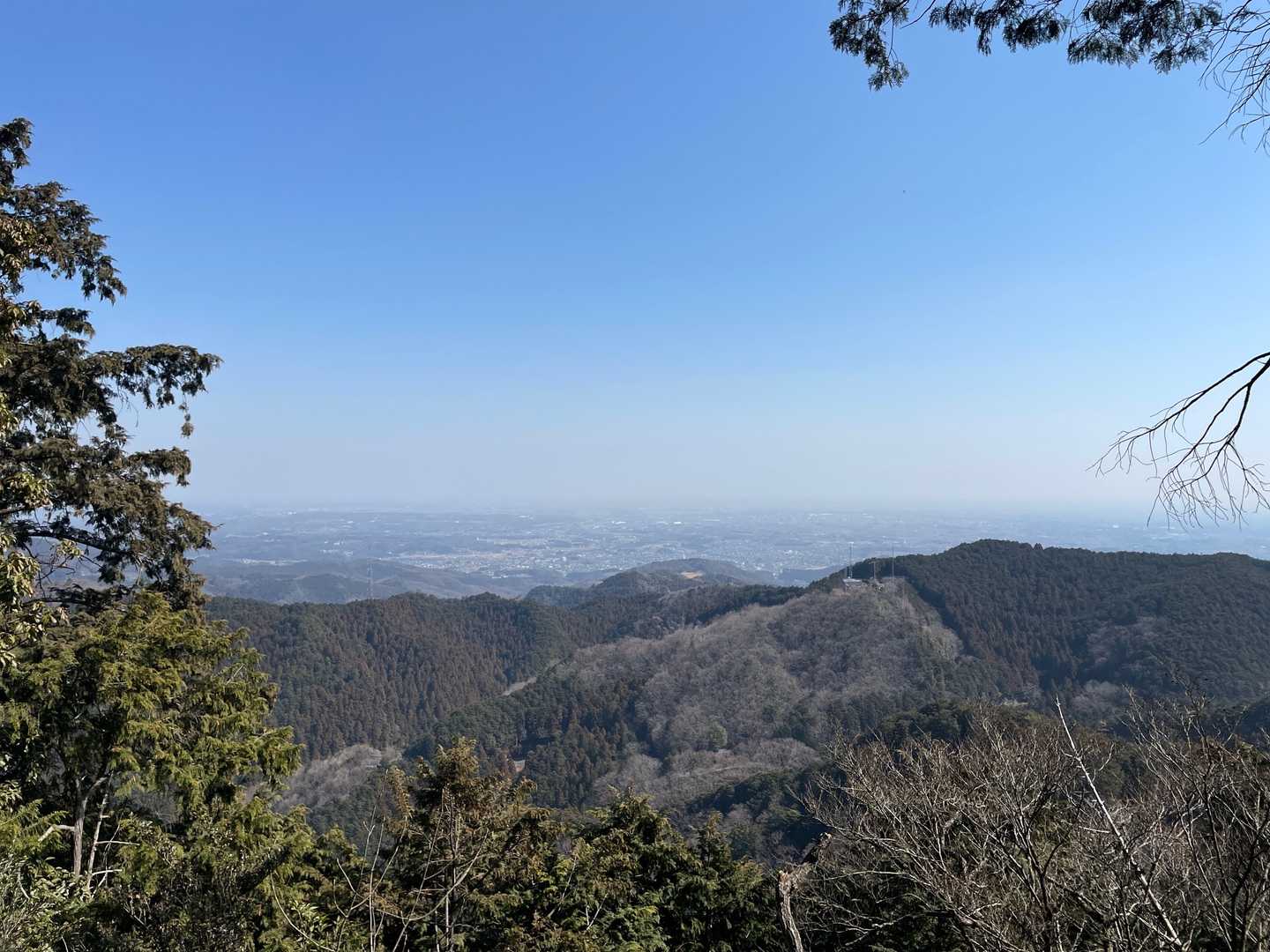 久しぶりに越上山へ向かいます　山頂手前の岩場からの景色