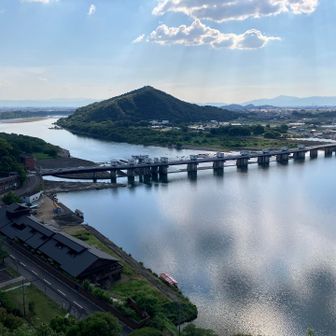 天守閣から西を向くと見える伊木山。
四方八方絶景。