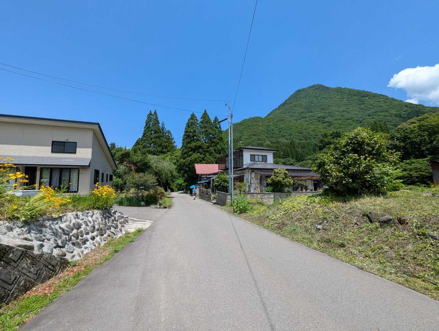 集落まで下りてきた。右手にはグレーピークの思案岳。思案岳という名前がかっこいいのでいつか登りたい。

闇川沿いのすれ違うのも難しいような狭道をずっと進むと、この高川地区に出る。
なぜこんなところに集落が！？ときっとみなさん不思議な気持ちになるはず。