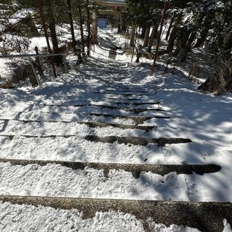 登山口の階段にはかろうじて積雪が😅