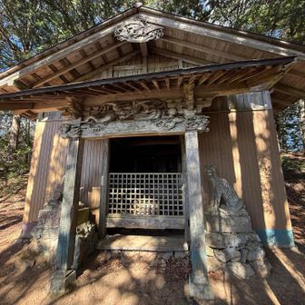 奥にお堂があります。