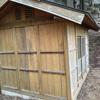 鞍部の山小屋。クマに痛めつけられていた所は綺麗に修理されています。