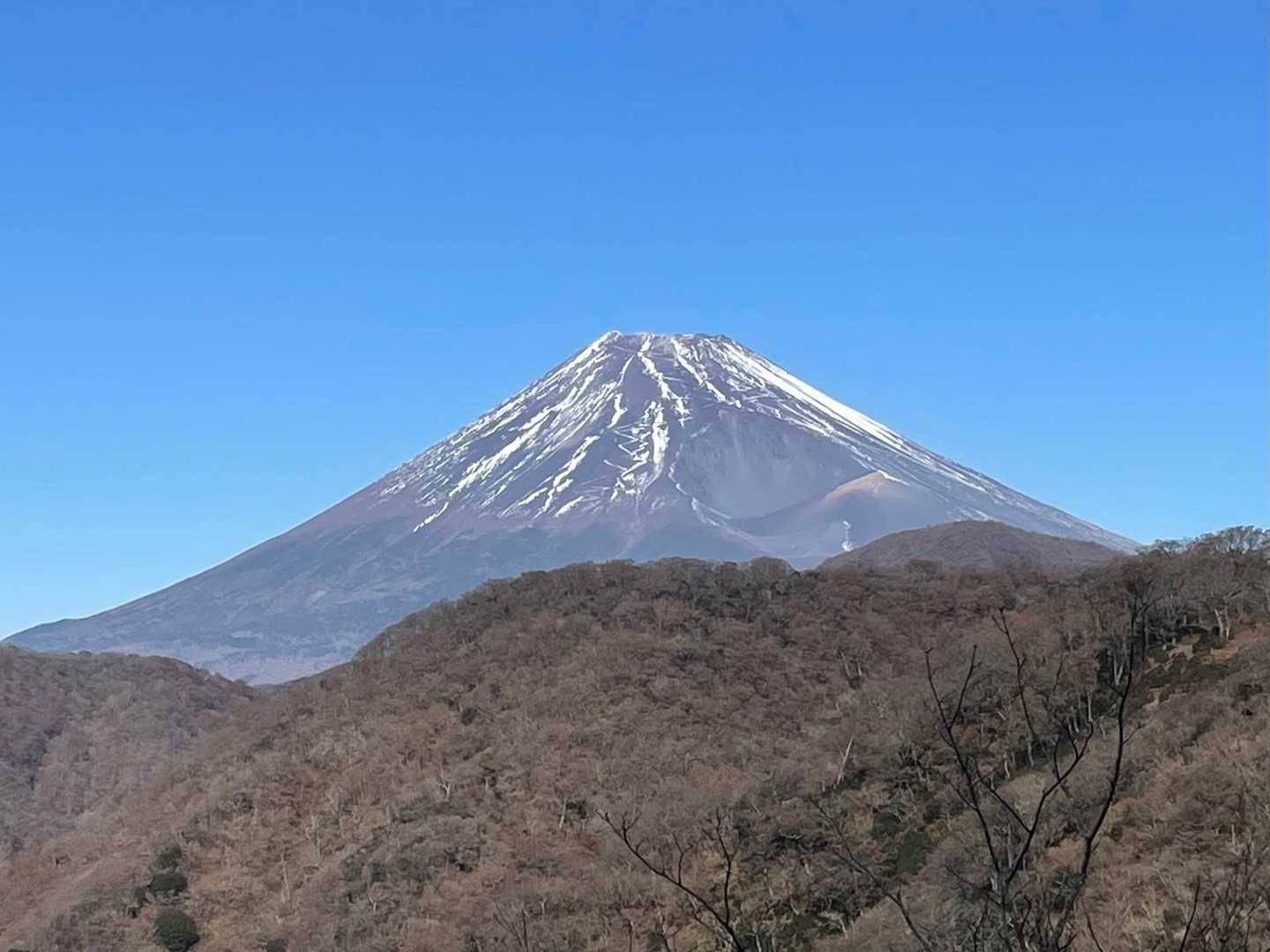 振り返ると！　／^o^＼ﾌｯｼﾞｻｰﾝ  
南側から見る富士山は新鮮✨宝永山もえぐれも良く見えます👀