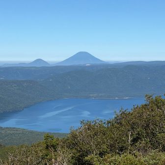 支笏湖と羊蹄山のバランス良し