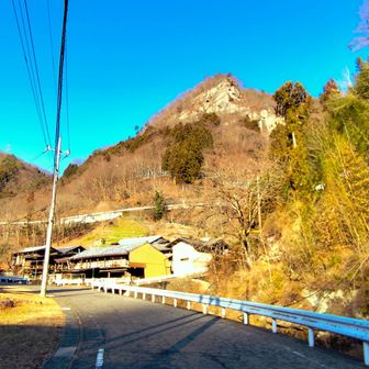 民家の手前が黒滝山登山口です✨
右手に入ります…