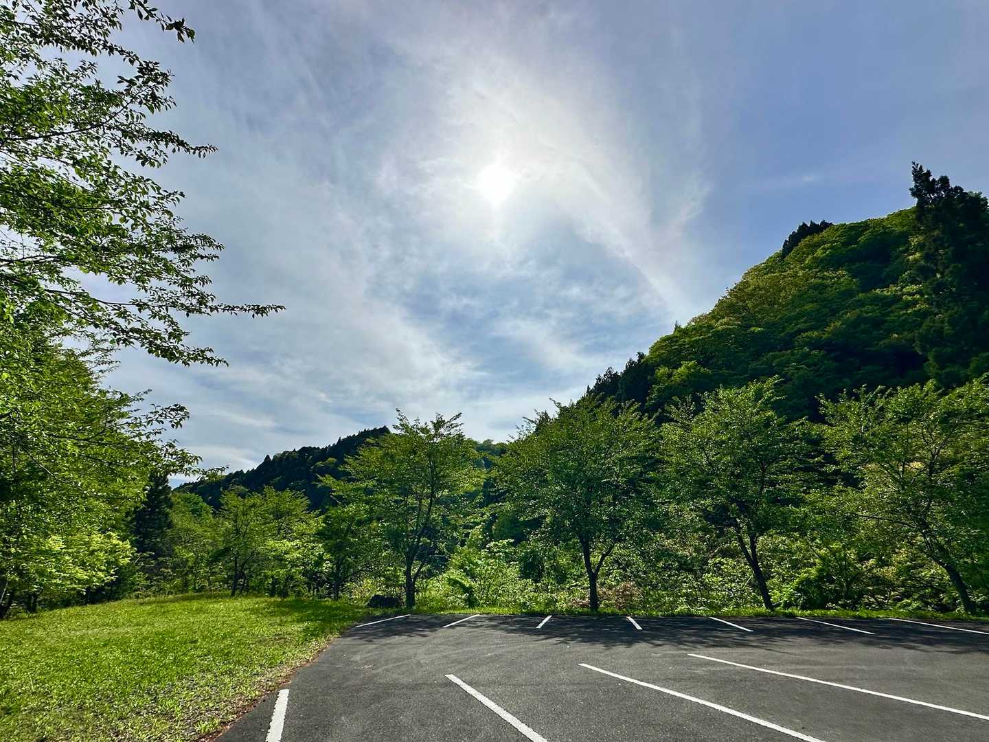 さぁ〜駐車場🅿️に到着しました😍
この時期の横山岳🏔️はお花🌼も新緑🌿も雪☃️も絶景🏞️も味わえる最高のお山でした😊
GWという事もあって満車に🈵なると思っていた駐車場も3割位しか止まっていなかった✨
山道も程よく空いていてゆっくりお花🌸を探しながらユルユル山行🏔️が出来､春の百花繚乱のお山🌼を堪能する事が出来ました😊✌️
あぁ〜今日も楽し過ぎました😊🎶
さぁ〜帰りは少し渋滞🚗しそうですが､ゆっくり帰るとしましょう〜。
今日付き合ってくれた連れにも感謝です🙏
今日も最後まで見て頂き有難う御座いました🙇‍♂️
お疲れ山〜🏔️
