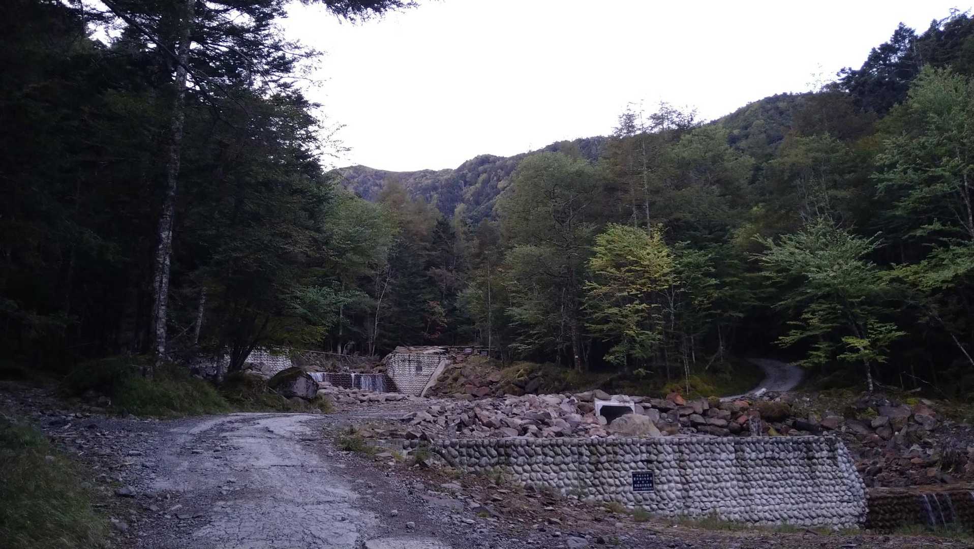 夏沢鉱泉の下は砂防工事が行われています。