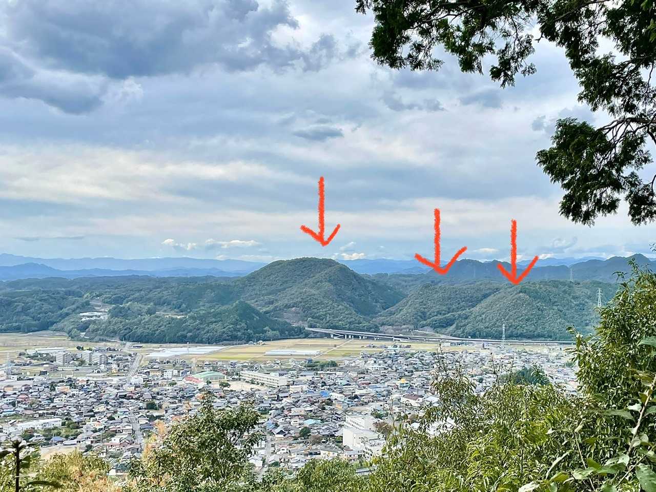 山頂からみられます
左…鬼飛山
中…大谷山
右…八坂山
今度登ってみます