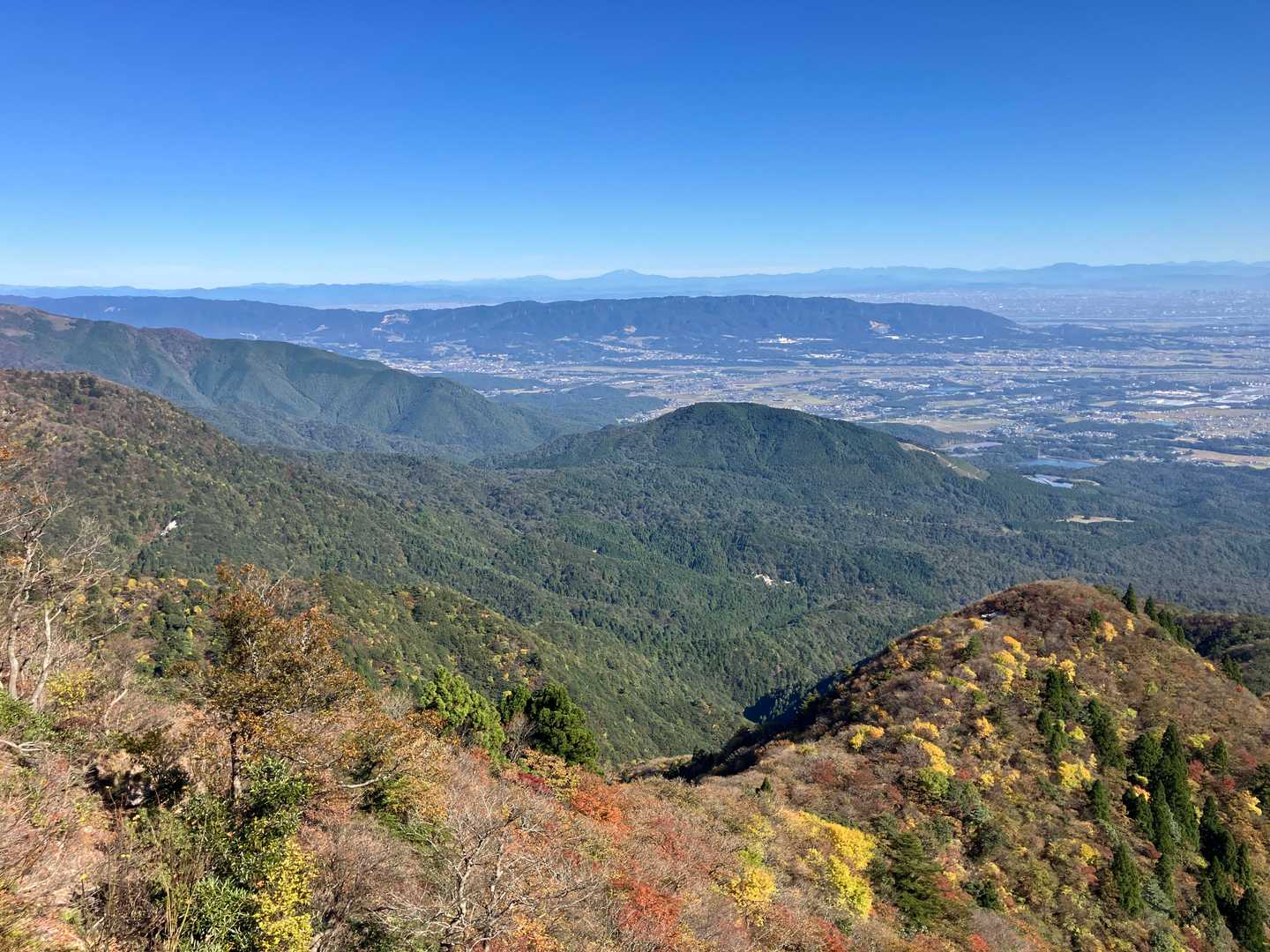 山頂を少し下ったところで景色を楽しみます。