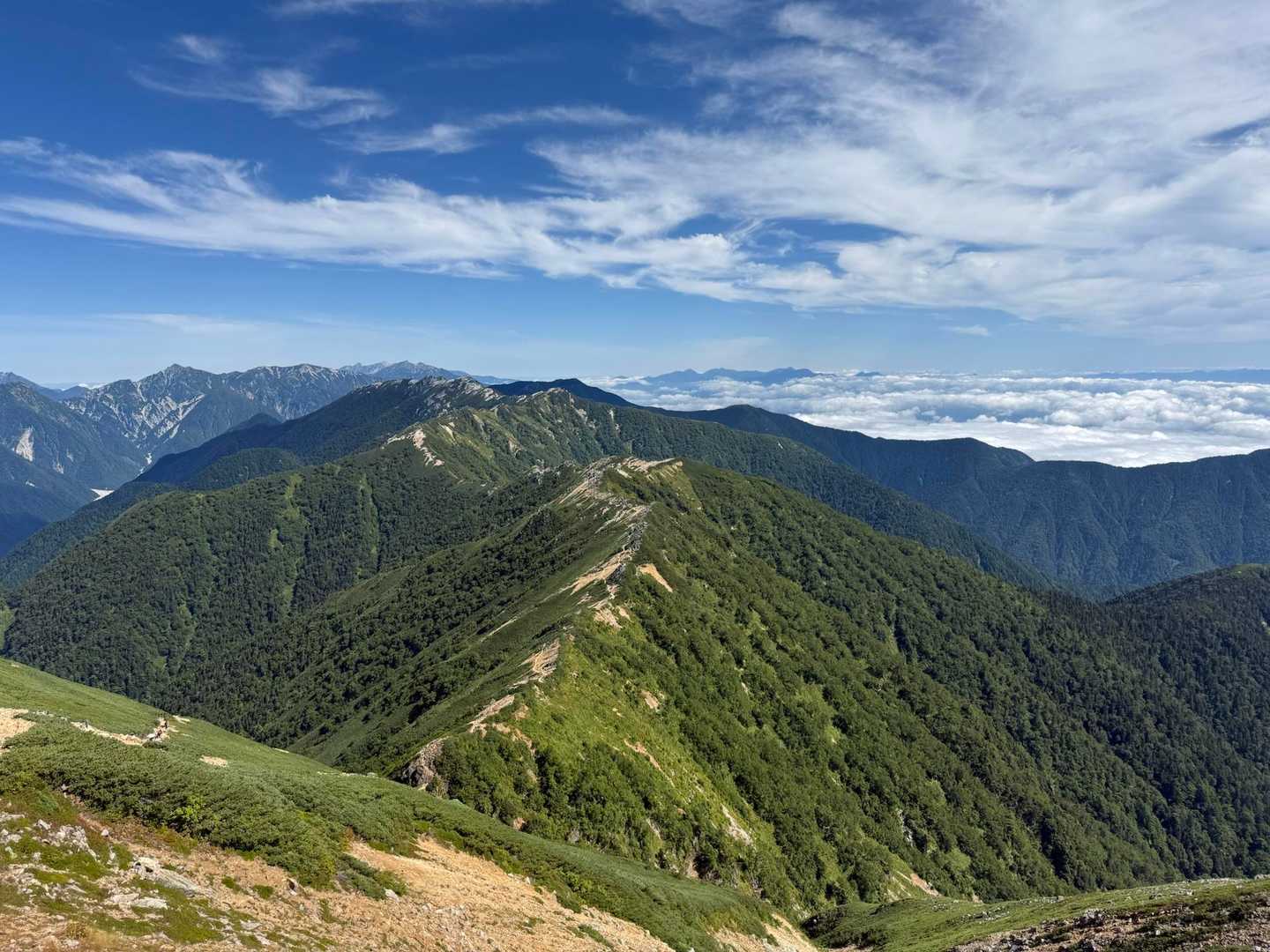登り切って振り返るとこの景色⛰️⛰️⛰️
遠くに燕岳と燕山荘が。