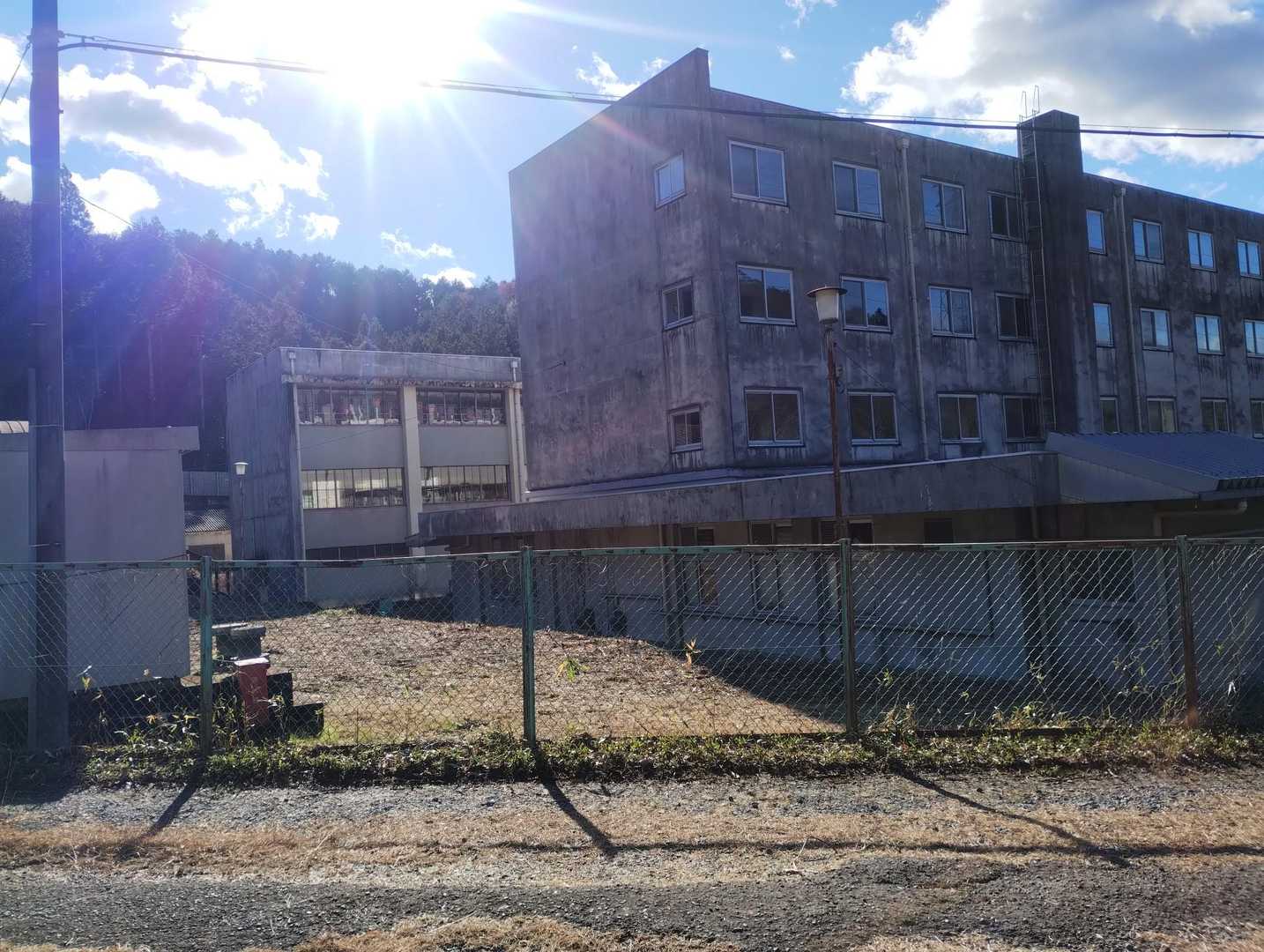 学校っぽい。廃校になったのでしょうか？