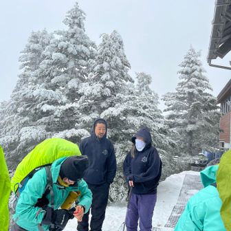 金峰山小屋の小屋番さんがお見送り