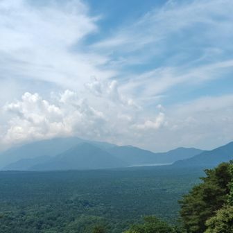 富士山の裾野の向こうに山中湖がわずかに見えます