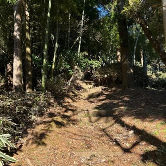 中央峰へはこちらから登る模様。