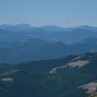 牛ノ背の向こうには、石鎚山系がくっきり。
