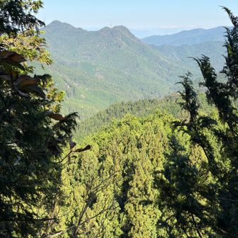 鎖場の途中、双子山が見えました。