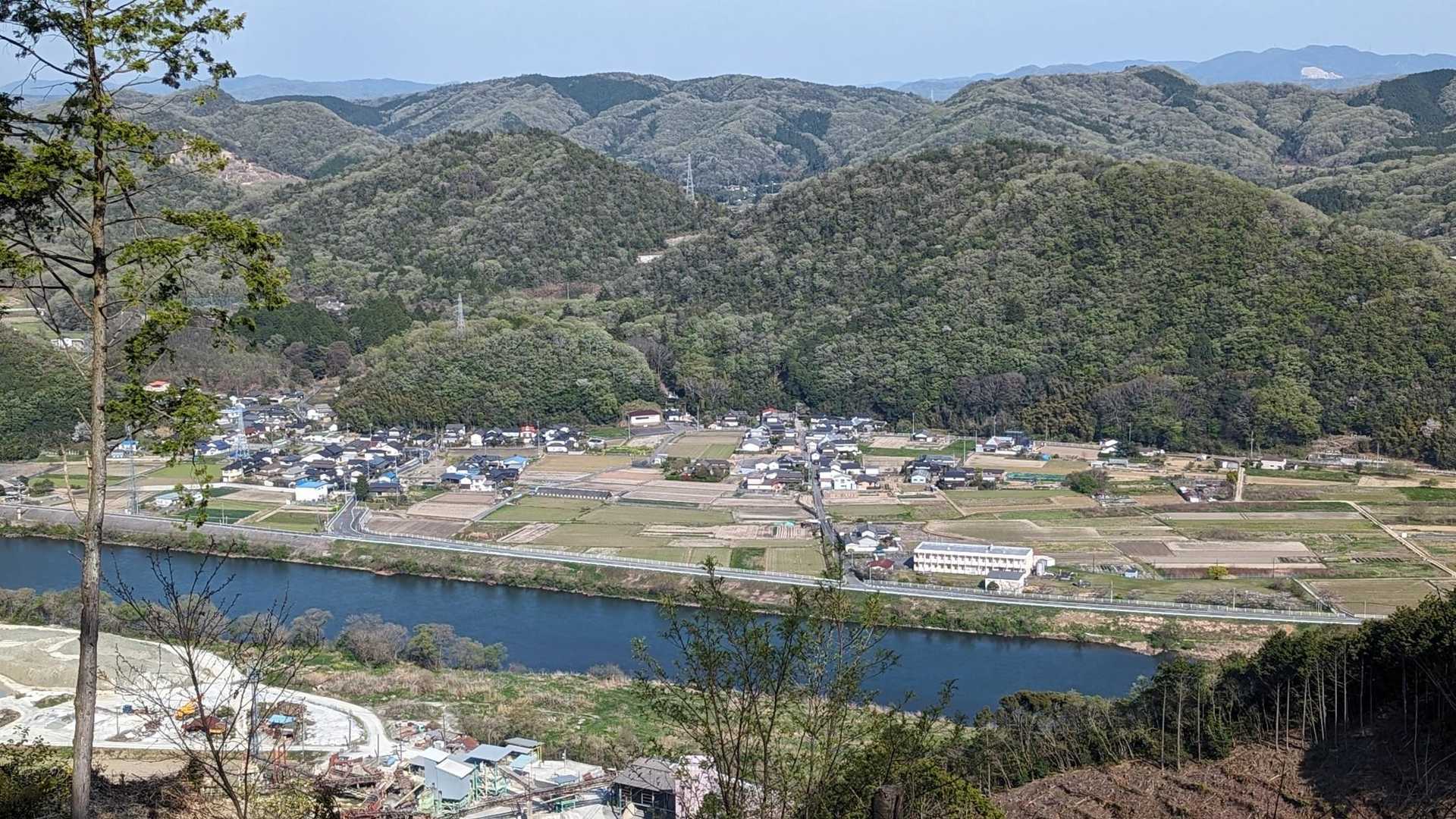 北の丸の東側に開けた所があり、覗くと眼下に旭川と集落を観ることができました😊。
