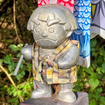 それから僕は鉞を担いで山に入った

なぜ六歳の子供が鉞を持って山を歩いていたのか
そのあたりの事情について僕はうまく説明できない
