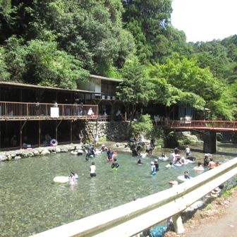 ポケットパーク駐車場から多度峡プールまで自転車で移動。平日にもかかわらず子供たちが次々とやってくる。