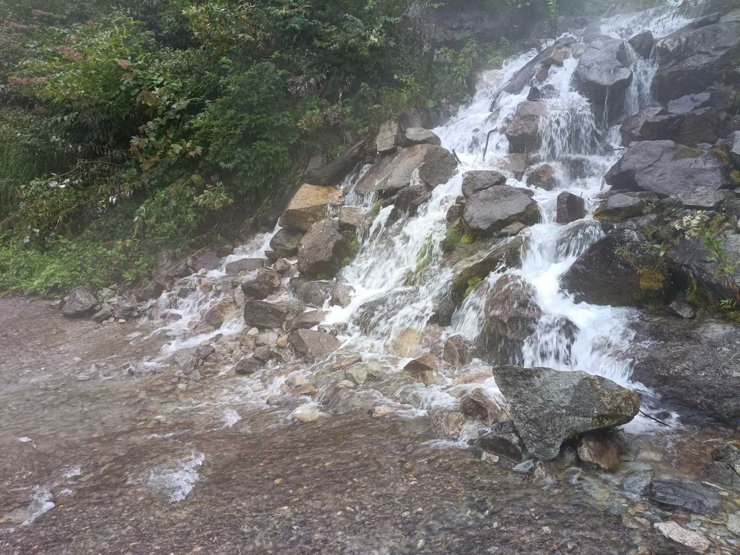 崖崩れ？もはや滝！
登山道が潰れてなくてよかった😂