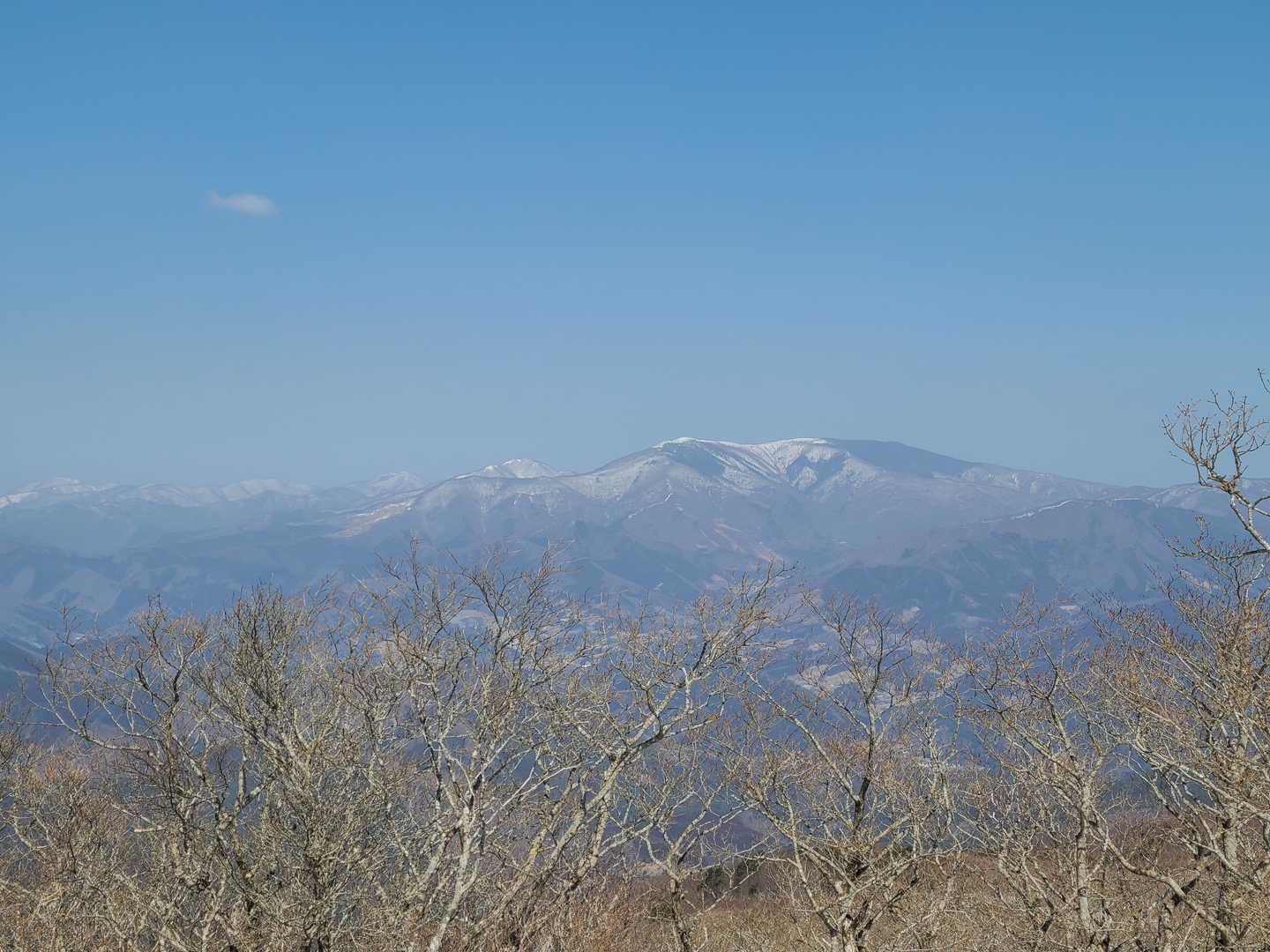 氷上山山頂より五葉山を望む。