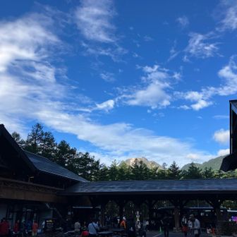 上高地バスターミナルは到着した人たちで混雑していました♪