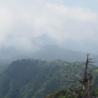 ガスの向こう、微かに三角形の山は釈迦ヶ岳