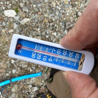 気温が10℃と暖かい。
早めのお昼を食べて、雪崩が発生しないうちに同じ雪渓を帰ります。