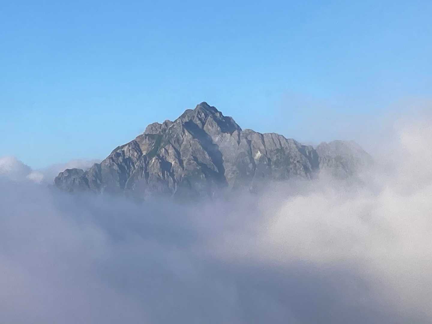 ガスが抜けて剱岳が現れる