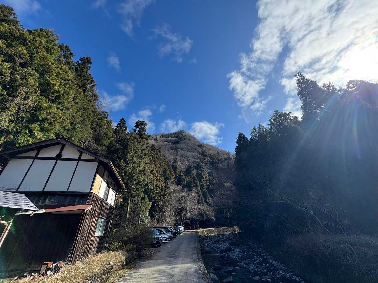 駐車場はすでに一杯🅿
隙間や路肩に駐車している車も🚗
隙間を見つけて、駐車、こんなことも想定して軽で来た🚙