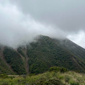 三俣山のおなかが見えた。晴れたら迫力があるんでしょうね！