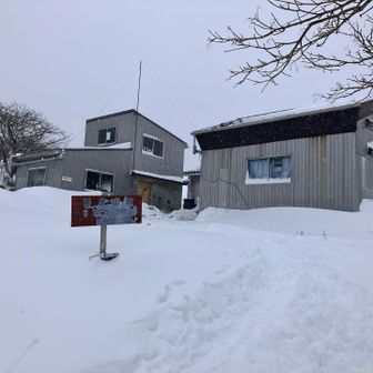 藤原山荘、無人の避難小屋にしては豪華な建物