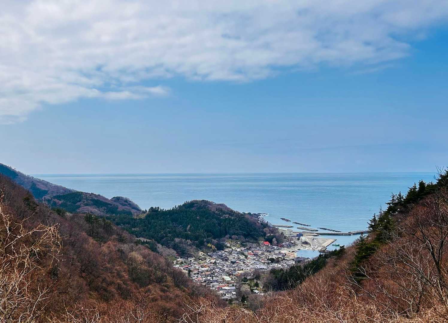 日本海も見えちゃったよ🌊

あの辺は、恐らく加茂水族館の辺りかな🐻‍❄️

子供が小さい時に、家族で泊まりがけで来たような記憶が…当時は、とても遠い場所だったのに、今はそんなに遠く感じず、1人でビューンと来てて、もちろん日帰りさ🚗
この感覚の変化が、不思議🤔
