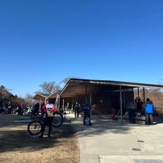 一軒茶屋向かいの大型トイレ
休憩する人でこれまたいっぱいです
業務用みたいな大きなゴミ箱がありました